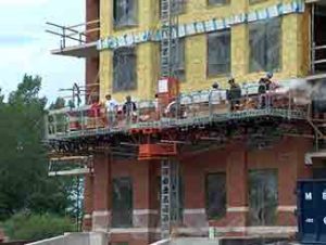 Verre sur Vert Condominium Building, Montreal, QC A single mast FRSM-20K unit is being used as a real production center for the masonry works of a new 5 storey building.